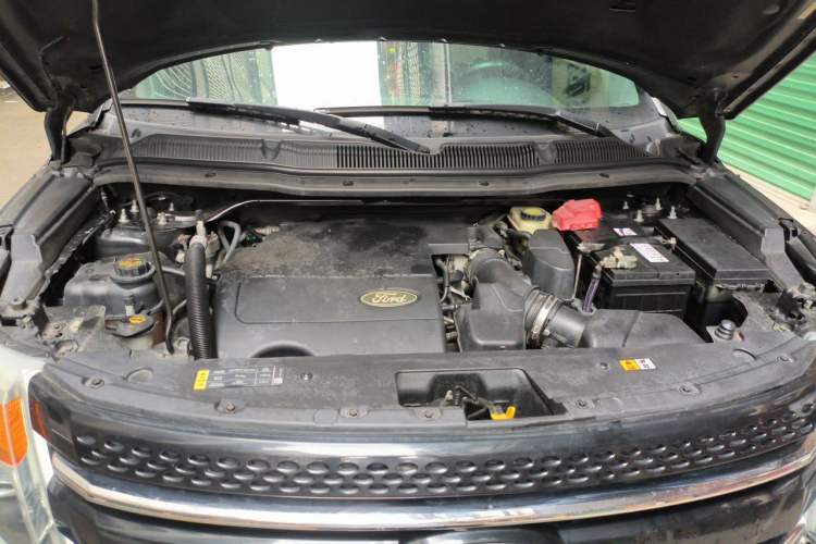 Used Ford Explorer 2013 3.5L Deluxe Model Engine Bay