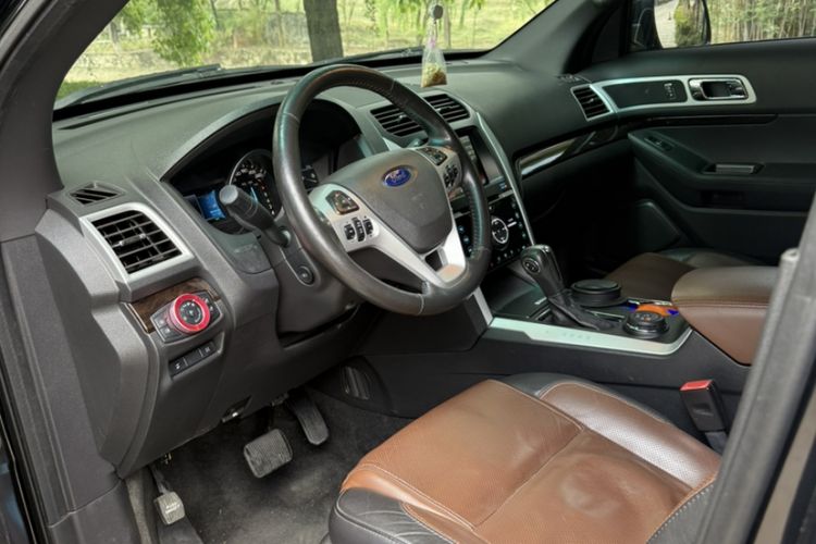 Used Ford Explorer 2013 3.5L Deluxe Model Interior 1