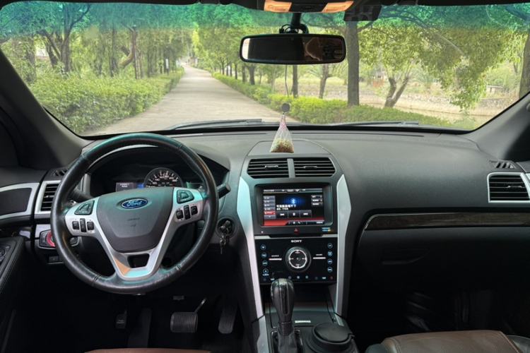 Used Ford Explorer 2013 3.5L Deluxe Model Interior 2