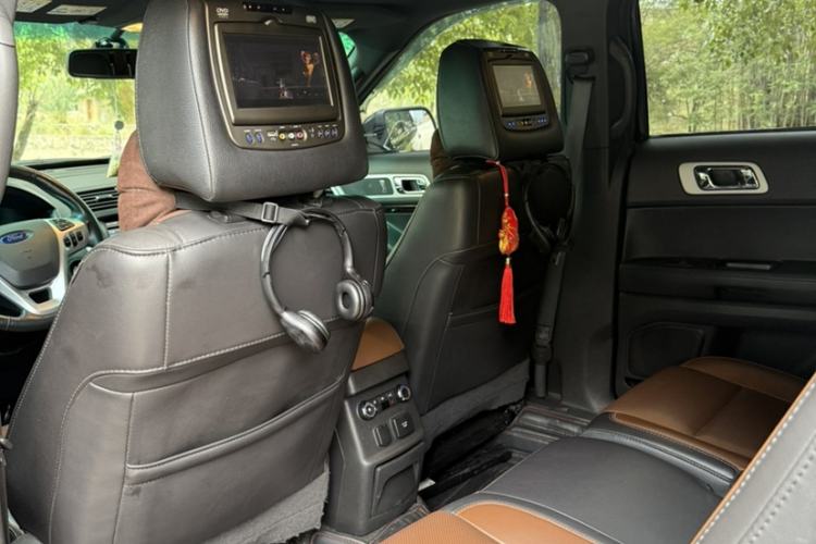 Used Ford Explorer 2013 3.5L Deluxe Model Interior 3