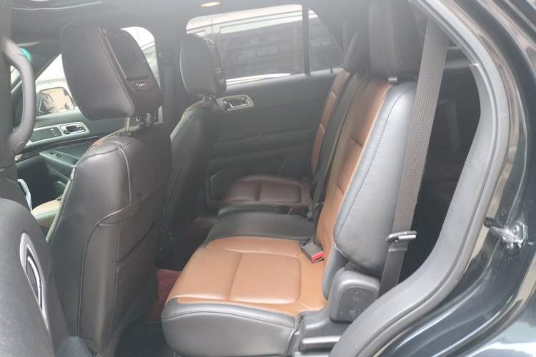 Used Ford Explorer 2013 3.5L Deluxe Model Interior 4