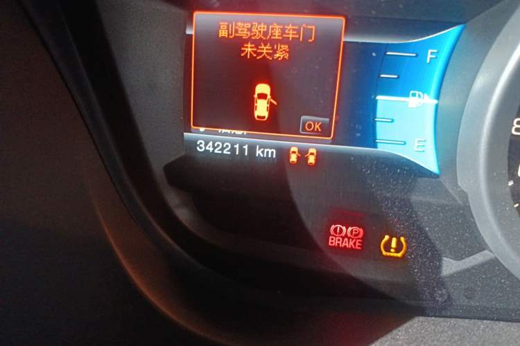 Used Ford Explorer 2013 3.5L Deluxe Model Odometer Close Up