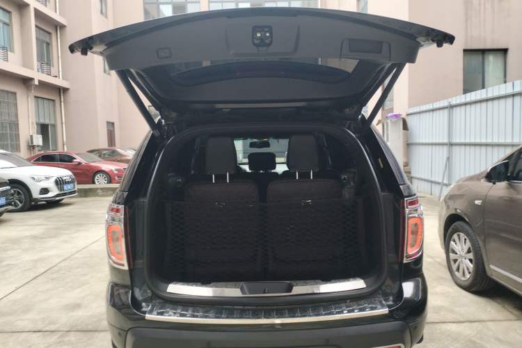 Used Ford Explorer 2013 3.5L Deluxe Model Trunk