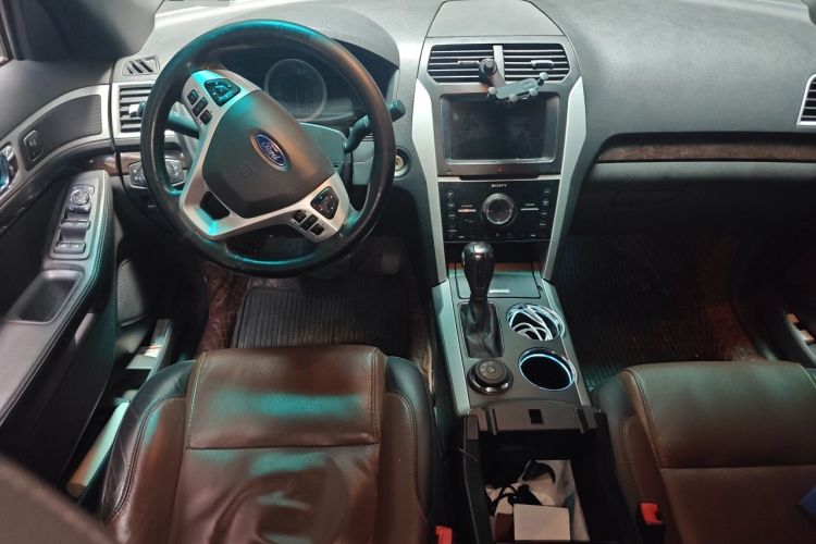 Used Ford Explorer 2013 3.5L Deluxe Model Center Console