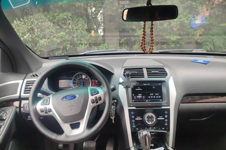 Used Ford Explorer 2013 3.5L Deluxe Model Center Console