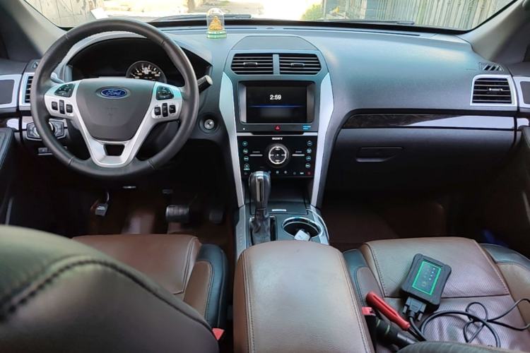 Used Ford Explorer 2013 3.5L Deluxe Model Center Console