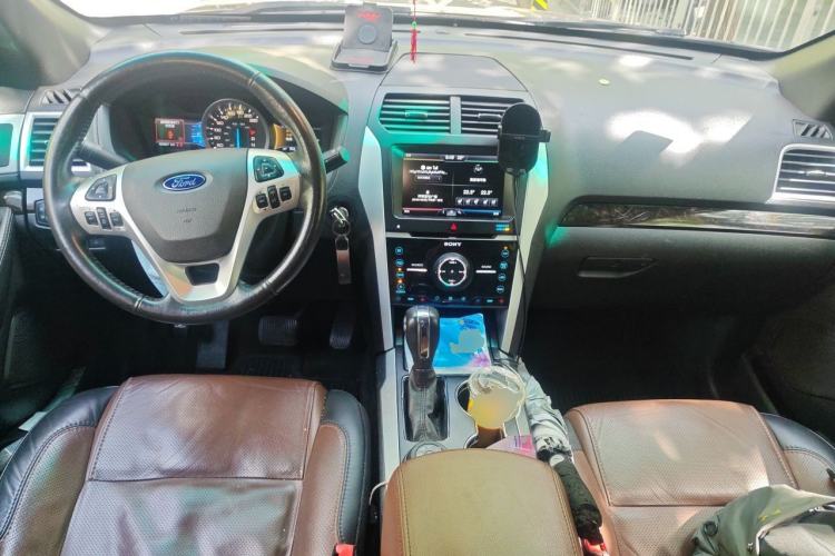 Used Ford Explorer 2013 3.5L Deluxe Model Center Console