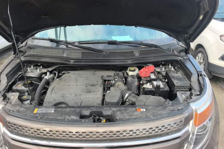 Used Ford Explorer 2013 3.5L Deluxe Model Engine Bay