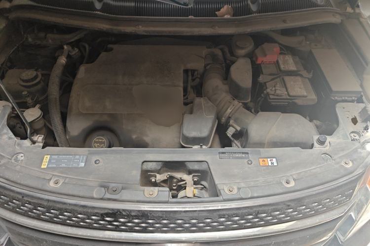 Used Ford Explorer 2013 3.5L Deluxe Model Engine Bay