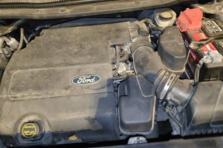 Used Ford Explorer 2013 3.5L Deluxe Model Engine Bay