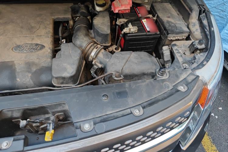 Used Ford Explorer 2013 3.5L Deluxe Model Engine Bay Left