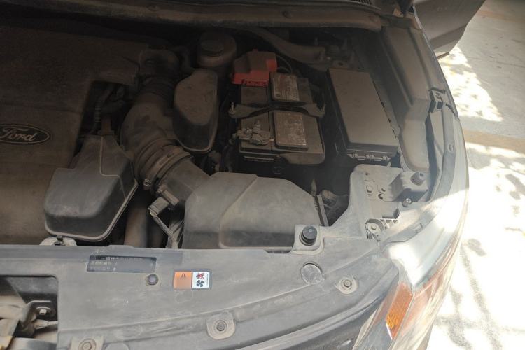 Used Ford Explorer 2013 3.5L Deluxe Model Engine Bay Left