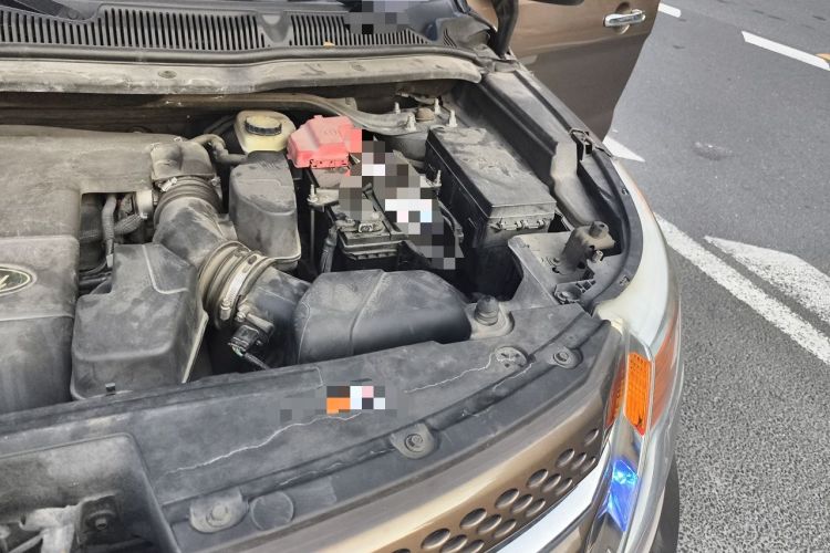 Used Ford Explorer 2013 3.5L Deluxe Model Engine Bay Left