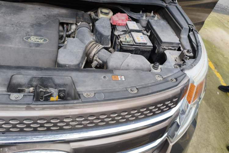 Used Ford Explorer 2013 3.5L Deluxe Model Engine Bay Left