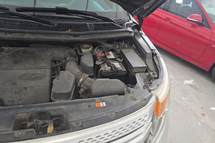 Used Ford Explorer 2013 3.5L Deluxe Model Engine Bay Left