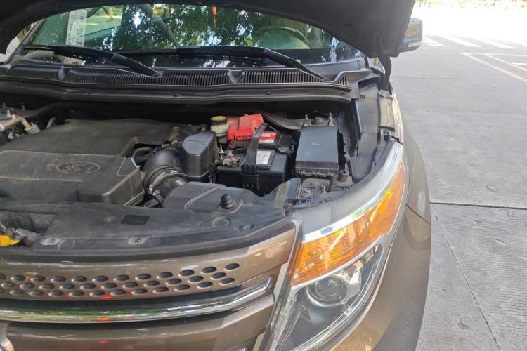 Used Ford Explorer 2013 3.5L Deluxe Model Engine Bay Left