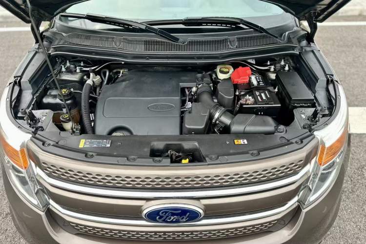 Used Ford Explorer 2013 3.5L Deluxe Model Engine Bay