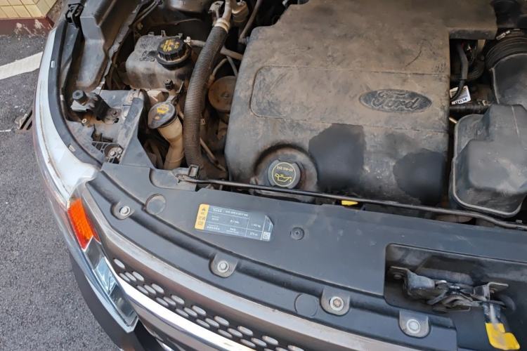 Used Ford Explorer 2013 3.5L Deluxe Model Engine Bay Right