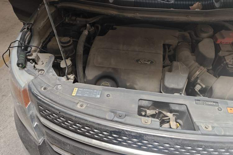 Used Ford Explorer 2013 3.5L Deluxe Model Engine Bay Right
