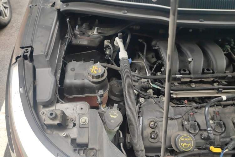 Used Ford Explorer 2013 3.5L Deluxe Model Engine Bay Right