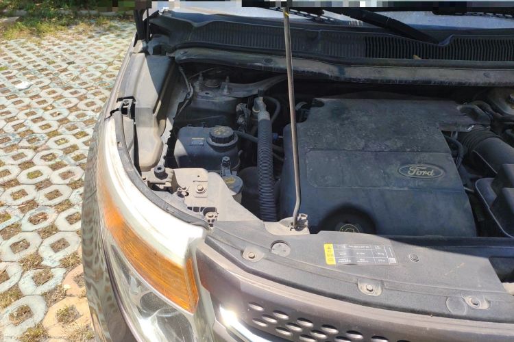 Used Ford Explorer 2013 3.5L Deluxe Model Engine Bay Right