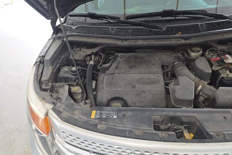 Used Ford Explorer 2013 3.5L Deluxe Model Engine Bay Right