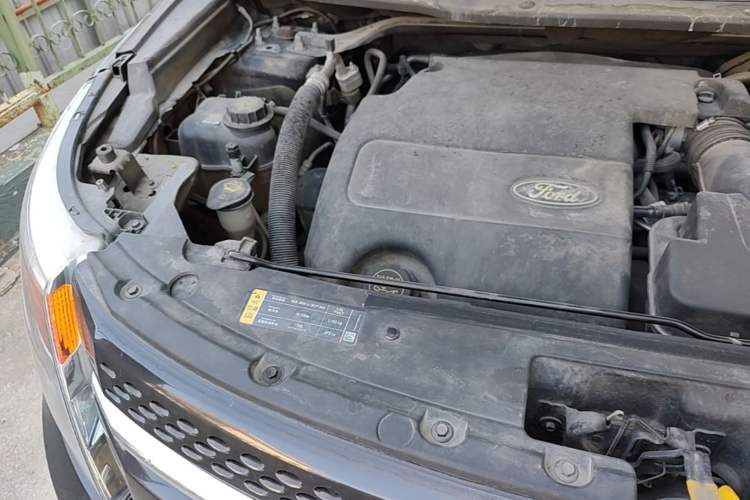 Used Ford Explorer 2013 3.5L Deluxe Model Engine Bay Right
