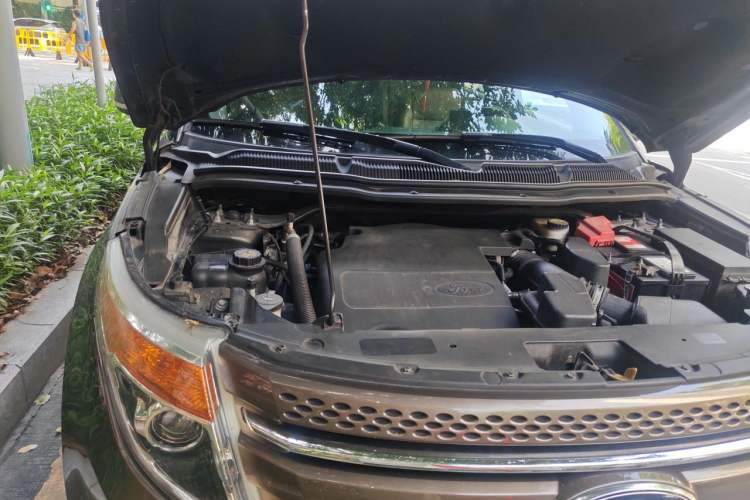 Used Ford Explorer 2013 3.5L Deluxe Model Engine Bay Right