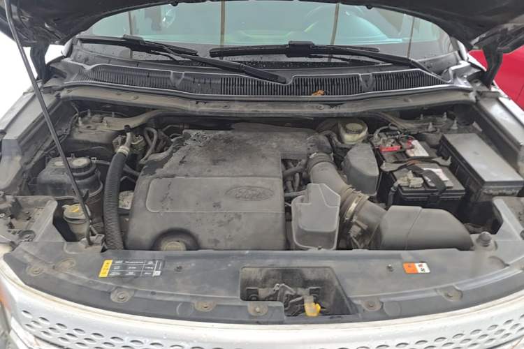Used Ford Explorer 2013 3.5L Deluxe Model Engine Bay