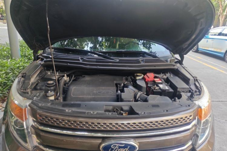 Used Ford Explorer 2013 3.5L Deluxe Model Engine Bay
