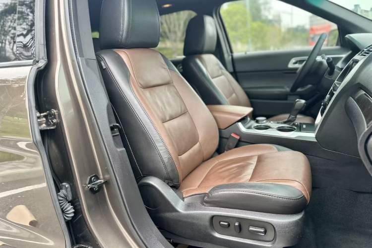 Used Ford Explorer 2013 3.5L Deluxe Model Interior 10