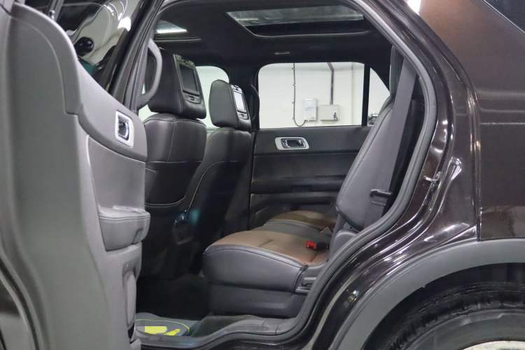 Used Ford Explorer 2013 3.5L Deluxe Model Interior 10