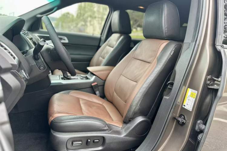 Used Ford Explorer 2013 3.5L Deluxe Model Interior 11