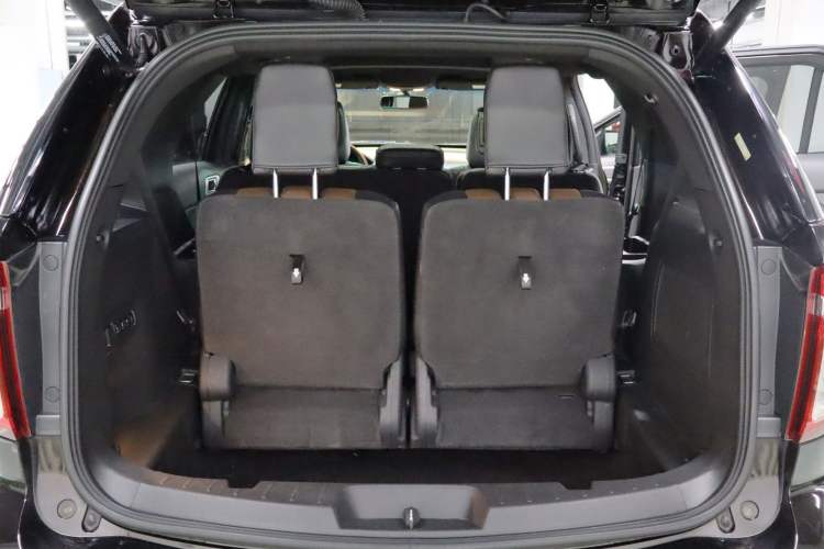 Used Ford Explorer 2013 3.5L Deluxe Model Interior 11