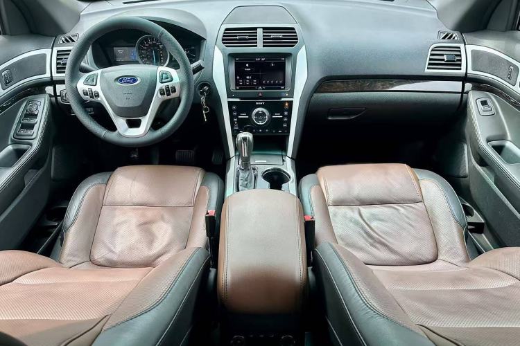 Used Ford Explorer 2013 3.5L Deluxe Model Interior 2