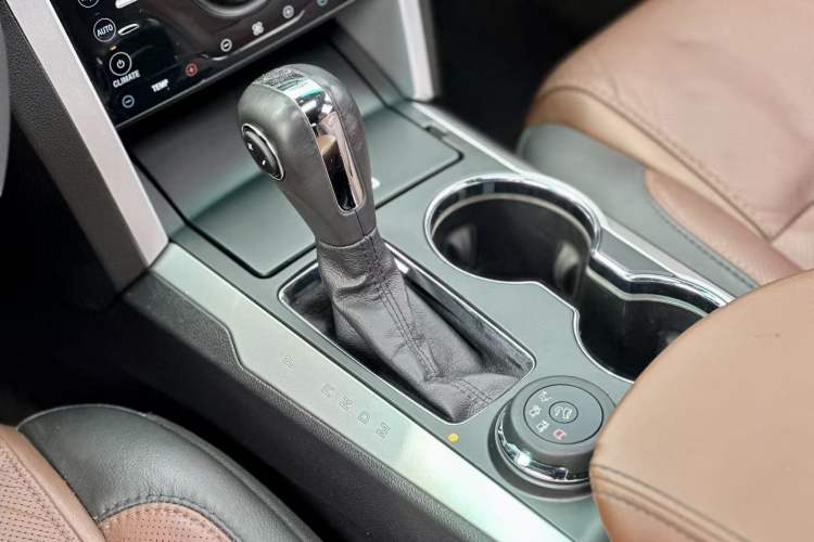 Used Ford Explorer 2013 3.5L Deluxe Model Interior 3