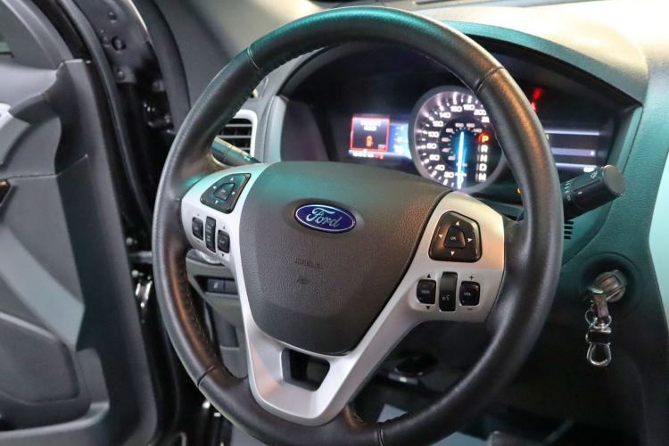 Used Ford Explorer 2013 3.5L Deluxe Model Interior 3