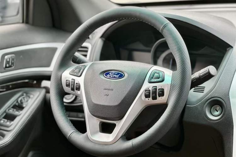 Used Ford Explorer 2013 3.5L Deluxe Model Interior 4