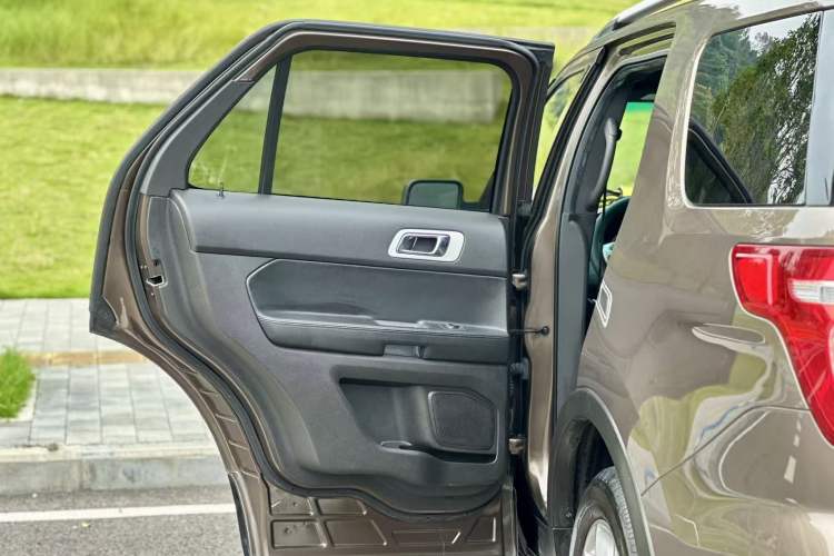 Used Ford Explorer 2013 3.5L Deluxe Model Interior 6