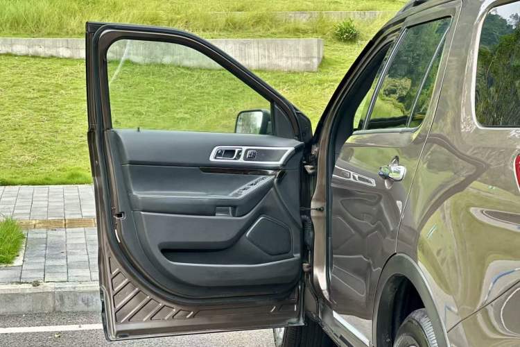 Used Ford Explorer 2013 3.5L Deluxe Model Interior 7