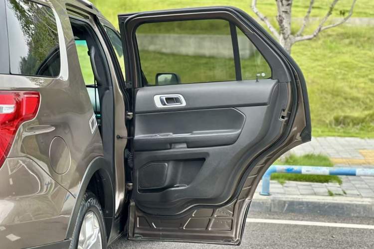 Used Ford Explorer 2013 3.5L Deluxe Model Interior 8