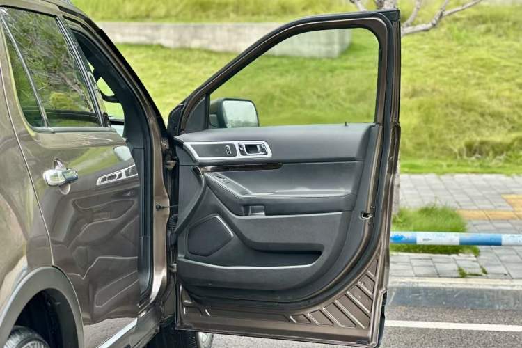 Used Ford Explorer 2013 3.5L Deluxe Model Interior 9