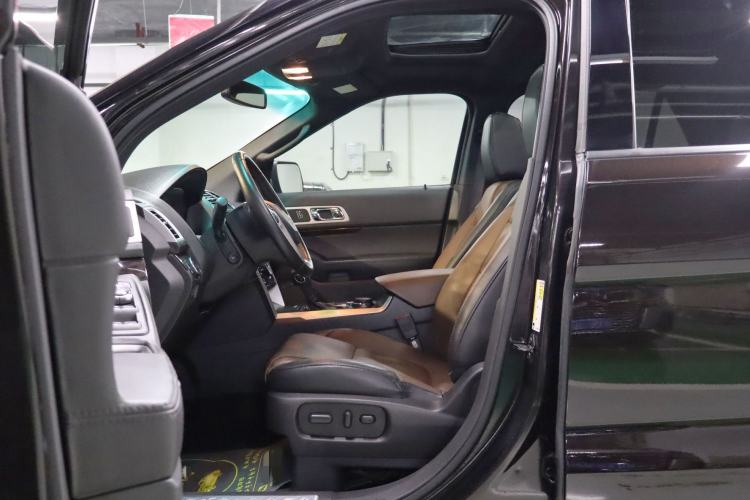 Used Ford Explorer 2013 3.5L Deluxe Model Interior 9