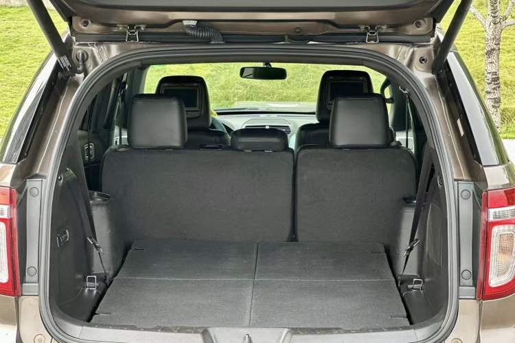 Used Ford Explorer 2013 3.5L Deluxe Model Trunk