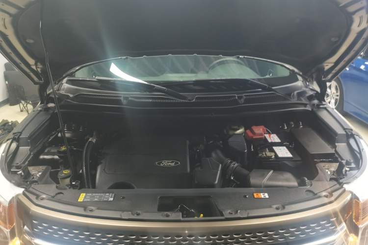 Used Ford Explorer 2013 3.5L Deluxe Model Engine Bay