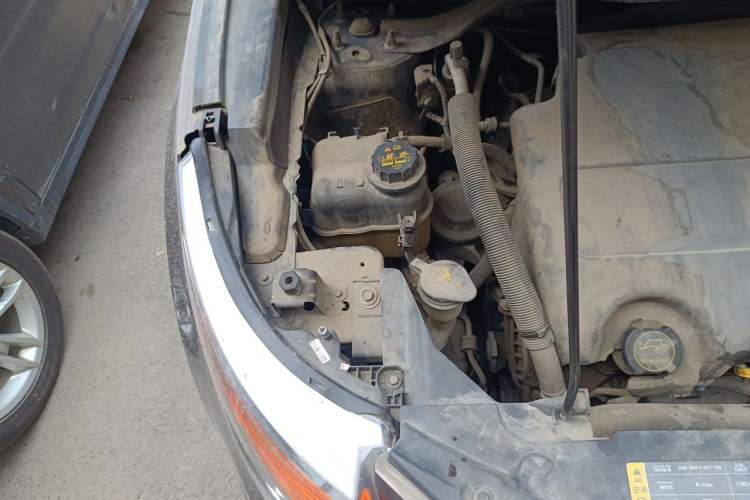 Used Ford Explorer 2013 3.5L Deluxe Model Engine Bay Right