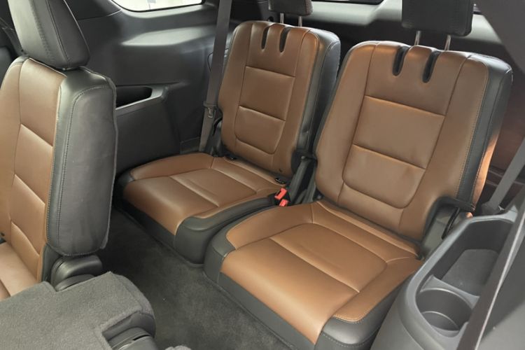 Used Ford Explorer 2013 3.5L Deluxe Model Interior 10