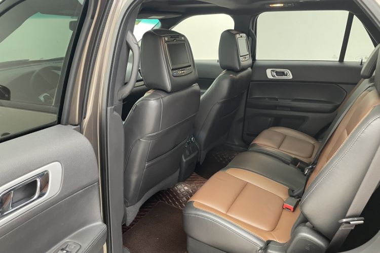 Used Ford Explorer 2013 3.5L Deluxe Model Interior 11