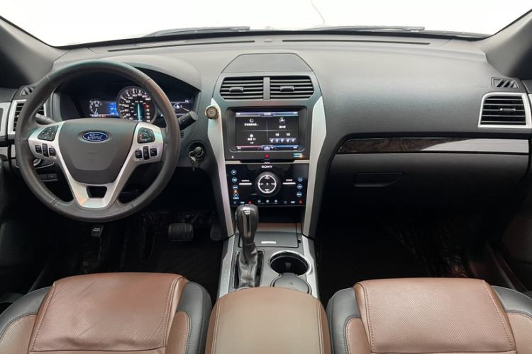 Used Ford Explorer 2013 3.5L Deluxe Model Interior 12