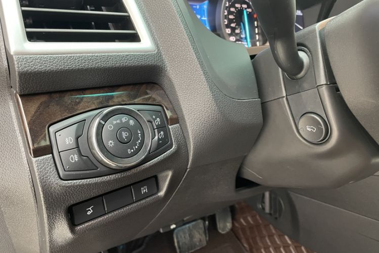 Used Ford Explorer 2013 3.5L Deluxe Model Interior 8